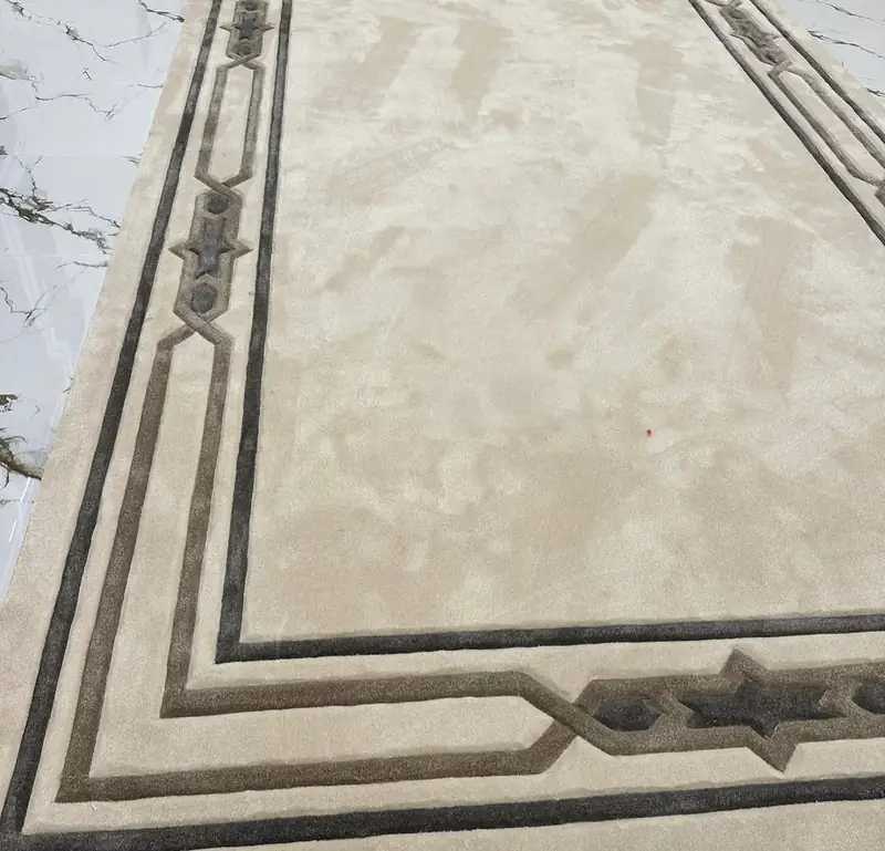 إطار سجاد ديوانية بخطوط محفورة رمادي وبني على أرضية بيج