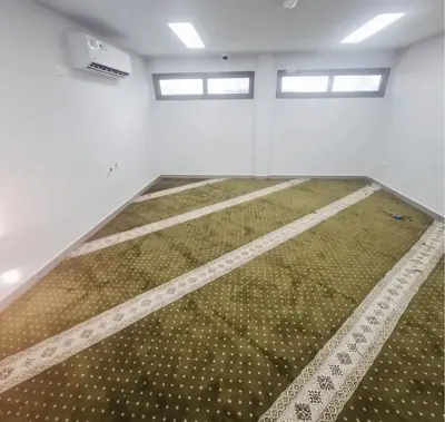 تركيب سجاد مسجد لمصلى شركة في شرق الكويت بتغطية كاملة حتى الحواف