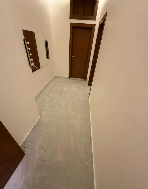 موكيت سادة رمادي فاتح لممر بين الغرف في مبارك الكبير
